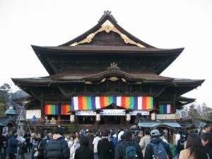 善光寺。今年は雪が全くなく快適でした。おみくじは百番「吉」。心がけ次第で（笑）万事うまくいくようです。